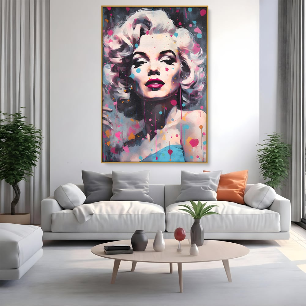 Tablou canvas cu tablou canvas cu marilyn monroe, in rama de aluminiu auriu, pe perete intr-un living